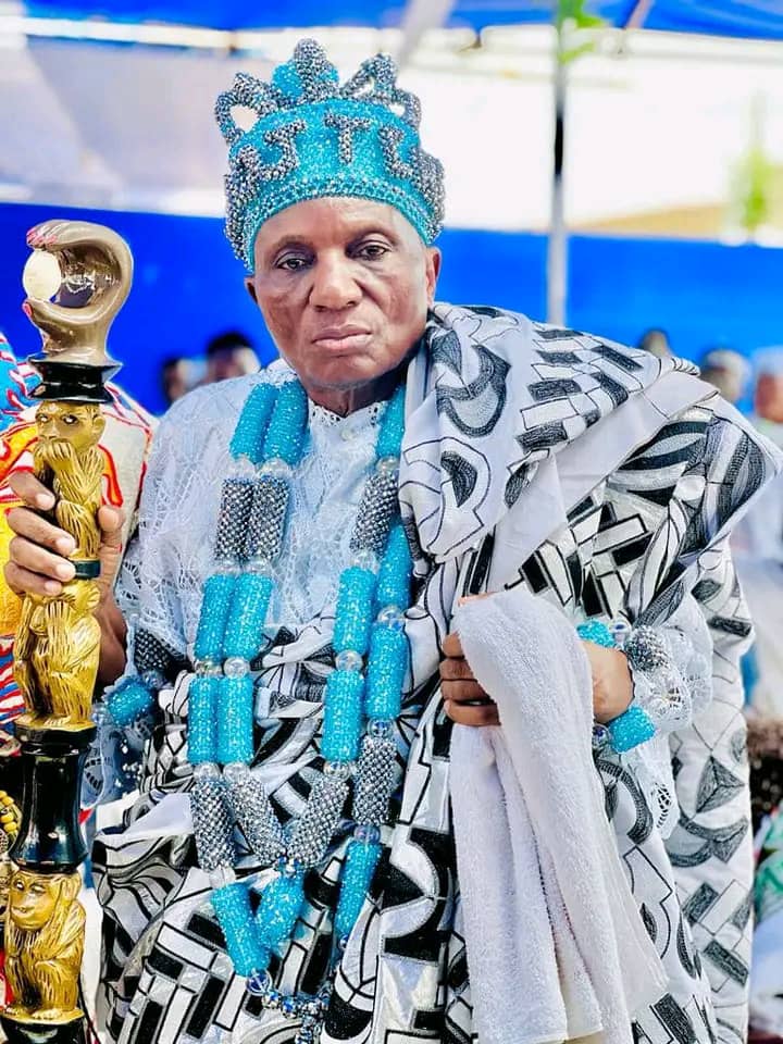 Un marabout en tenue traditionnelle